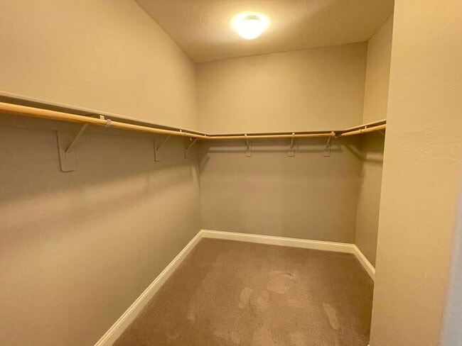Building Photo - To schedule a viewing, call Wally Fellman ...