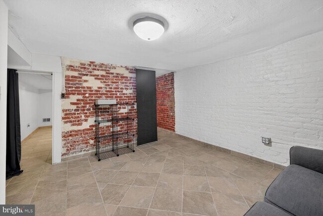 Building Photo - 1025 30th St NW