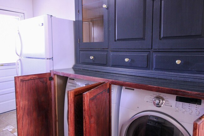 Building Photo - Charming Midtown Condo 2 Blocks From Brookside!