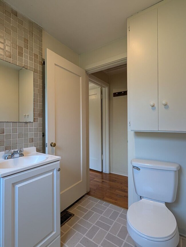 Building Photo - Great 2 bed/1 bath with tons of character!