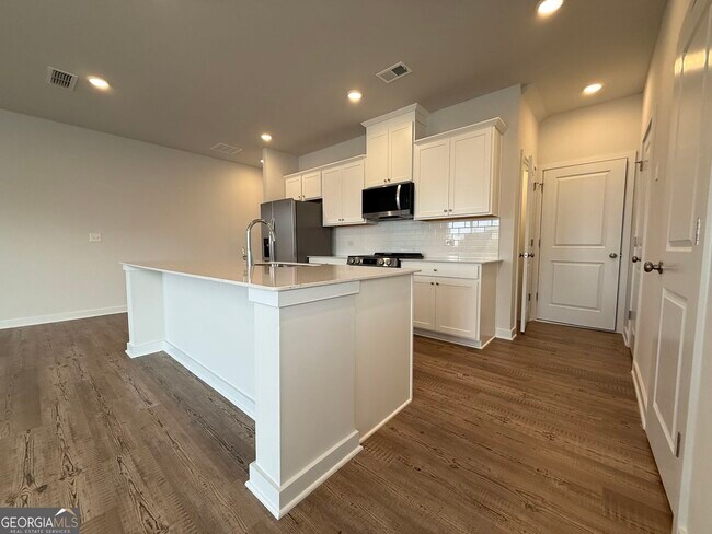 Building Photo - 7253 Mulberry St