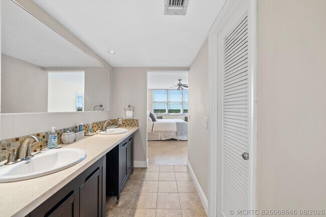 Building Photo - 511 Bayshore Dr