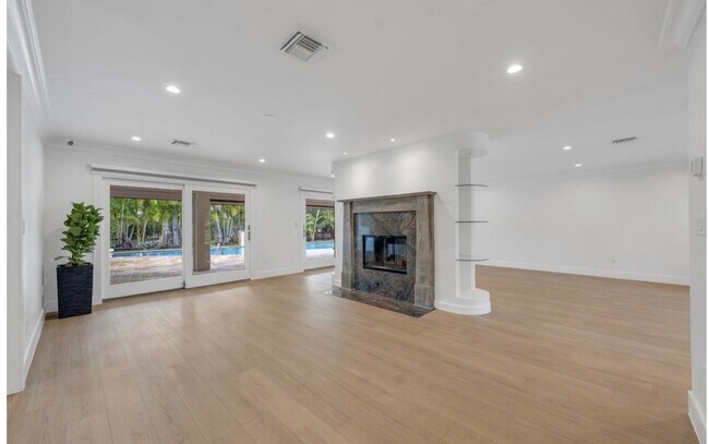 Building Photo - 5120 Carillo St