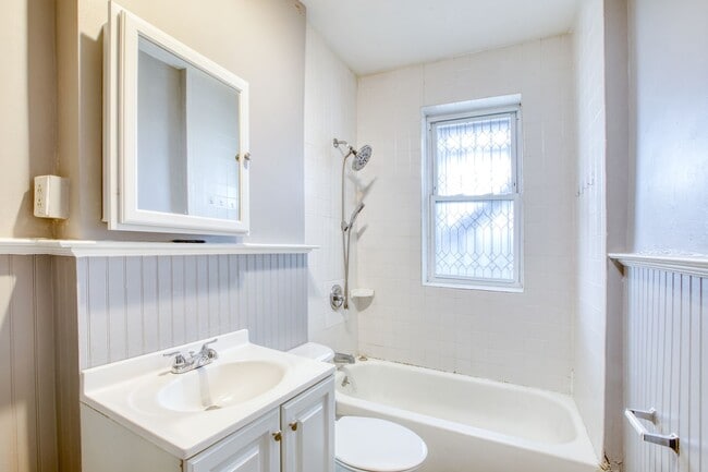 Building Photo - Oversized 3 Bedroom 1 Bathroom in Blackrock Neighborhood