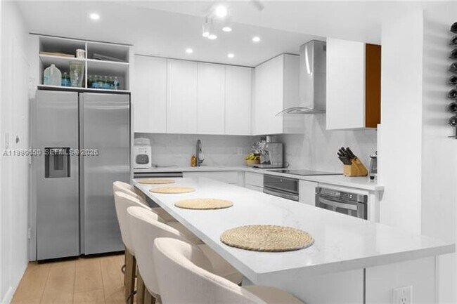 Building Photo - 5161 Collins Ave