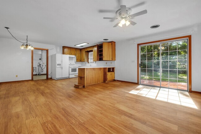Building Photo - 123 Columbia Dr
