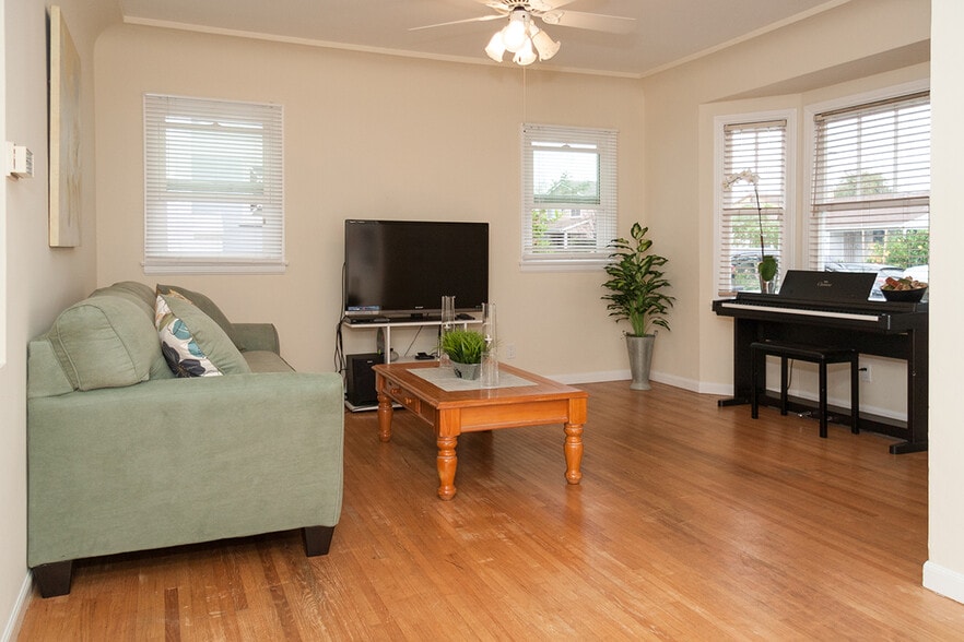 3237 Cardiff Ave Living room - 3237 Cardiff Ave