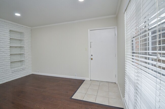 Building Photo - 2121 Fountain View Dr