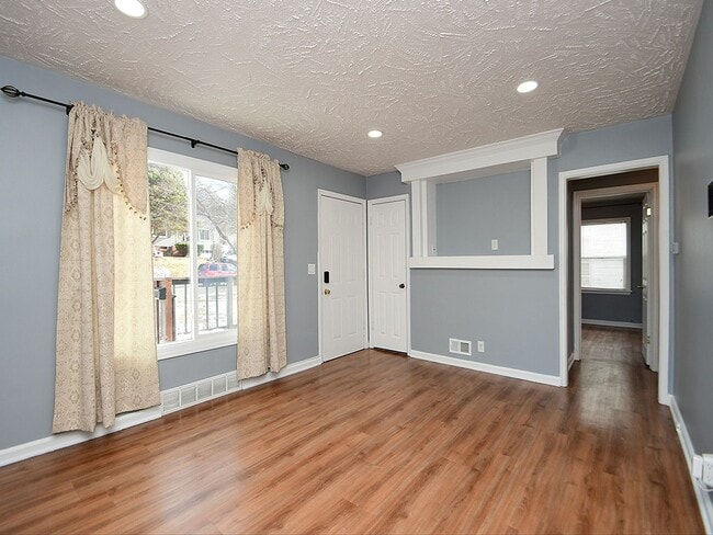 Building Photo - Cute Bungalow