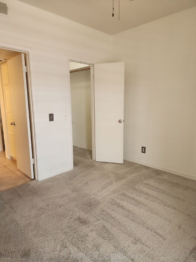 Building Photo - "Charming 2-Bed/1-bath in Phoenix with Cozy 704 Sq Ft Layout – Your Perfect Retreat in Phoenix!" ...
