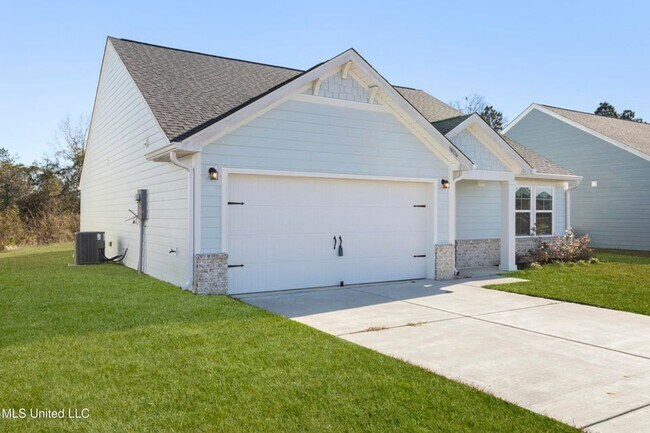 Building Photo - 3 Bed / 2 Bath Home – Modern Finishes & Convenient Location