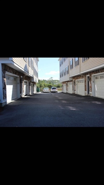 Building Photo - 75 Brackett St