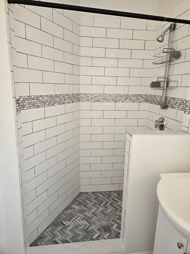 Building Photo - Great 2 bed located on the Green Line (BU) available now!