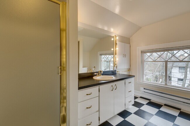 Building Photo - Rare & Charming Upper Queen Anne Home Available July!