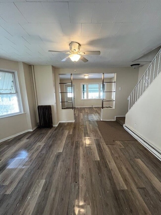 Building Photo - 4 bedroom 2 bathroom