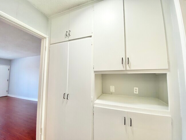 Building Photo - 7731 Romaine St