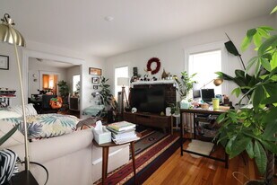 Building Photo - 39 Larch St