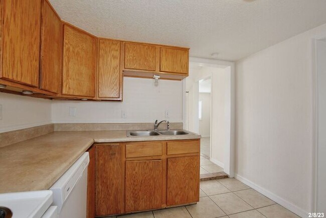 Building Photo - Cozy 2/1 Spacious Duplex Near East Lake To...