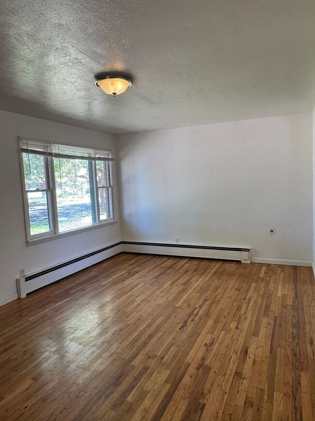 Building Photo - 3Bed 1Bath Ground Floor Unit Near Campus!!!!!