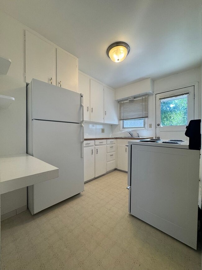 Building Photo - Pet-Friendly 1-Bedroom House