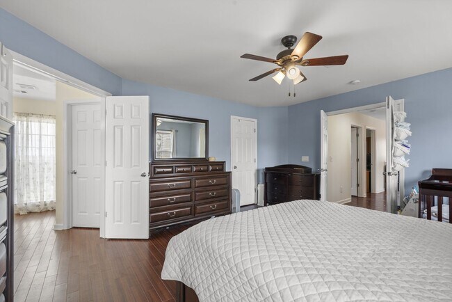 Building Photo - 3 Bed 2.5 Bath Home with 2 Car Garage and Fenced Backyard