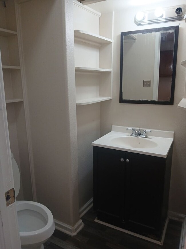 Building Photo - Cozy ~  2-bedroom, 1-bathroom house