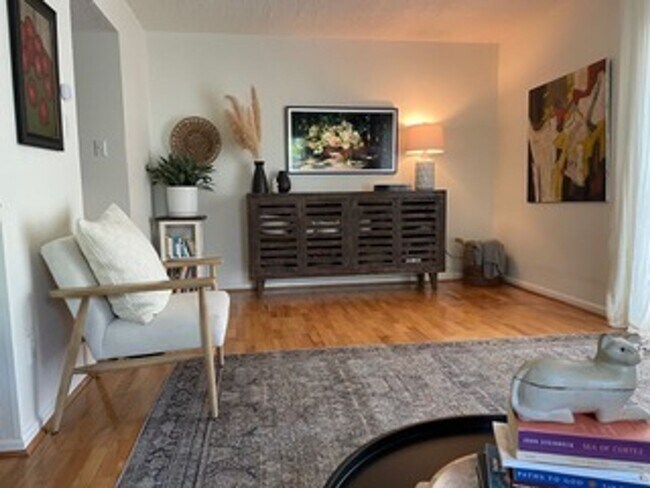 Building Photo - 3BD/2.5BA End Unit Townhouse in Hilltop Area!!