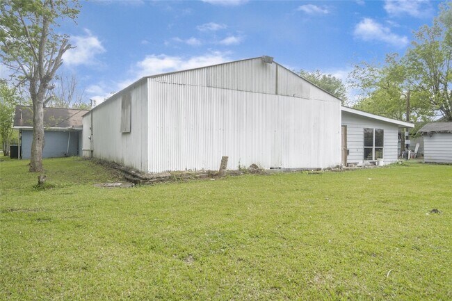 Building Photo - 16900 Wellborne Rd