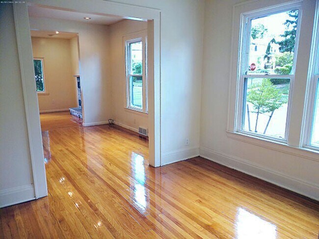 Building Photo - Bright Flat Includes Garage, Near Food Co-...