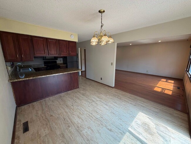 Building Photo - 3303 Eddy Ln