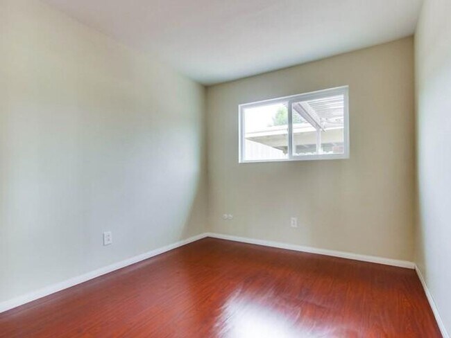 Building Photo - Awesome Townhome w/ 3 bedroom