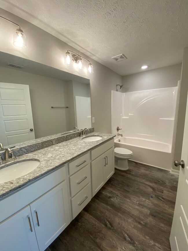 Building Photo - Like New Luxury Townhome! 3 BR, 2.5 BA, 1 Car Garage, Pool, Dog Park, and More!