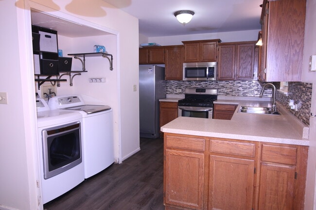 Building Photo - 2022 Redwood Dr