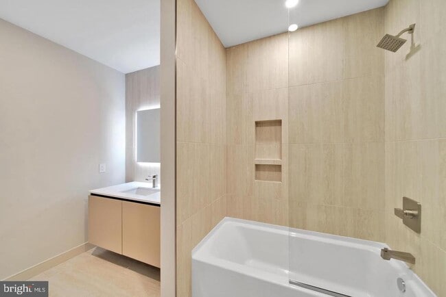 Building Photo - 2121 Ward Pl NW