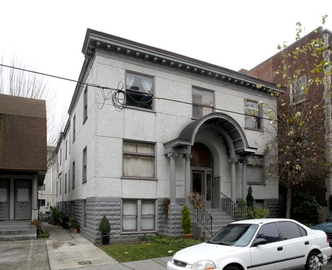 Building Photo - Luna Mia Co-Living Studios