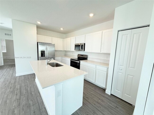 Building Photo - 551 Rivergrass St
