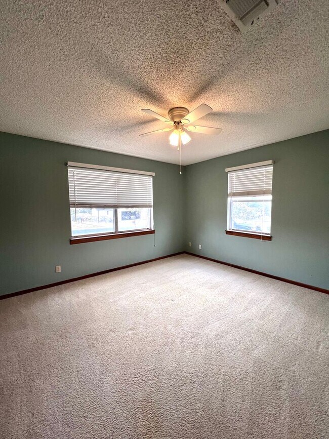 Building Photo - Comfortable 3/2 Home