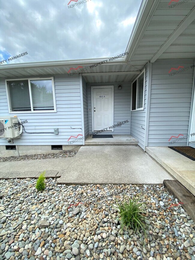 Building Photo - R242b