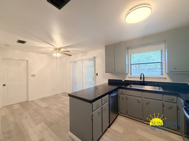 Building Photo - Beautifully Updated 3 Bedroom Home in Mary Esther, near Highway 98!