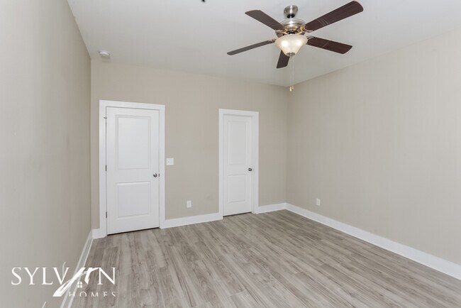 Building Photo - This delightful 3BR 2.5BA is a gem