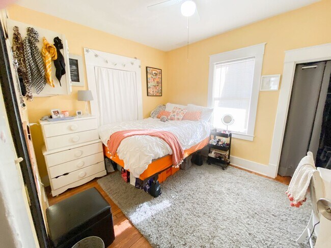 Building Photo - 722 Sunset Dr