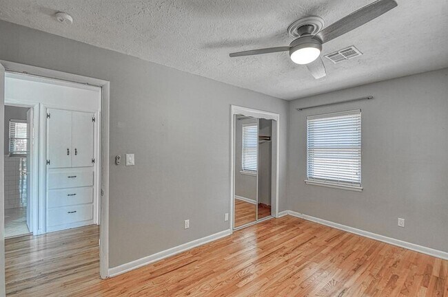 Building Photo - 1428 Lindale Ave