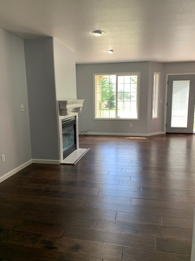 Building Photo - 4 Bedroom, 2 Bath near Pine Grove