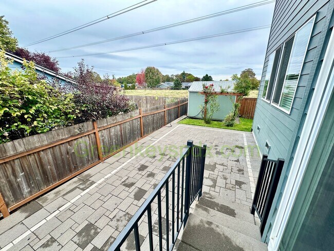 Building Photo - Gorgeous 3-Bedroom 2.5-Bathroom House with...