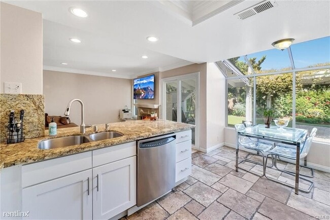 Building Photo - 4 br, 3 bath House - 1 Alba W