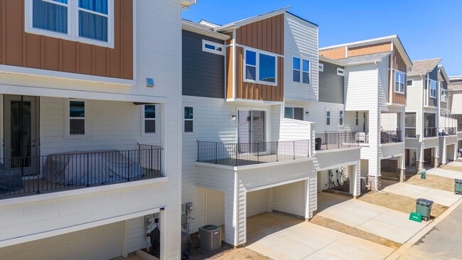 Building Photo - Gorgeous Aria at the Park 3 Bedroom Townhouse!