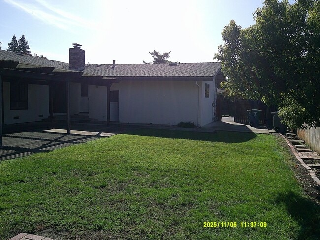 Building Photo - 390 S Almond St