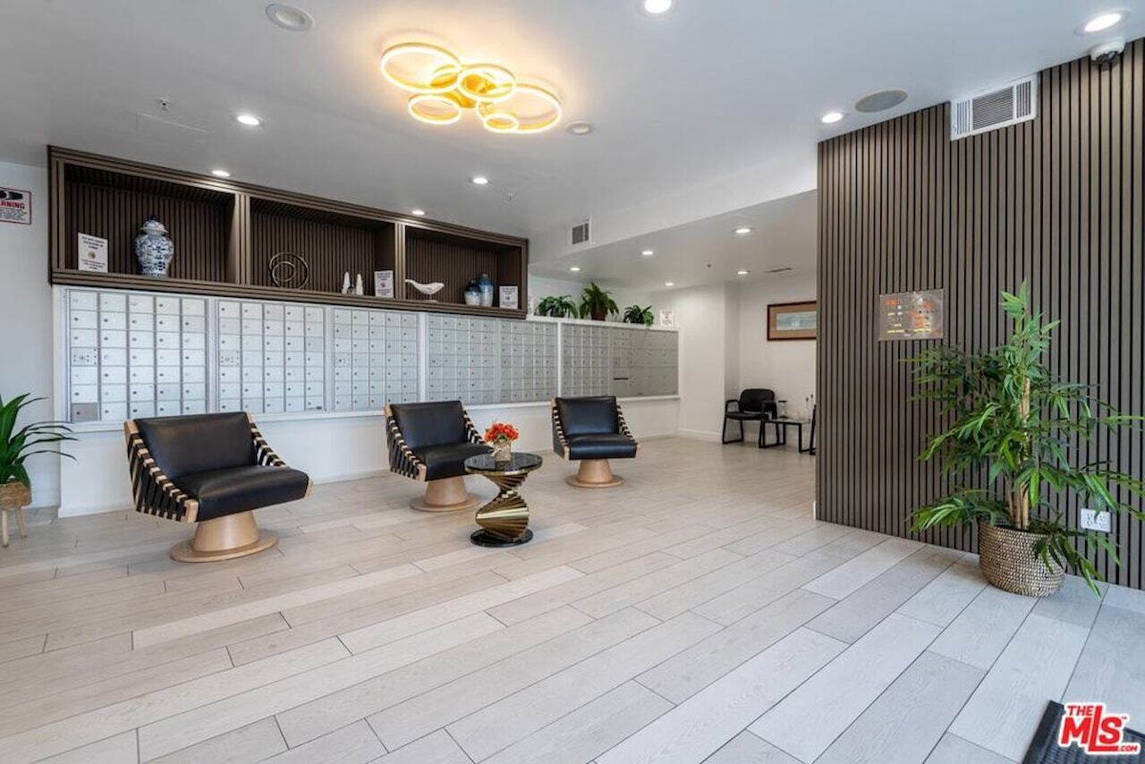 Building Photo - 10982 Roebling Ave