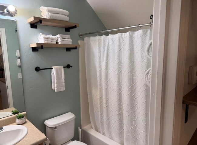 Building Photo - Furnished Studio with One Bath in Glenwood...
