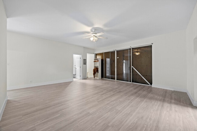 Building Photo - 1828 N Palmway